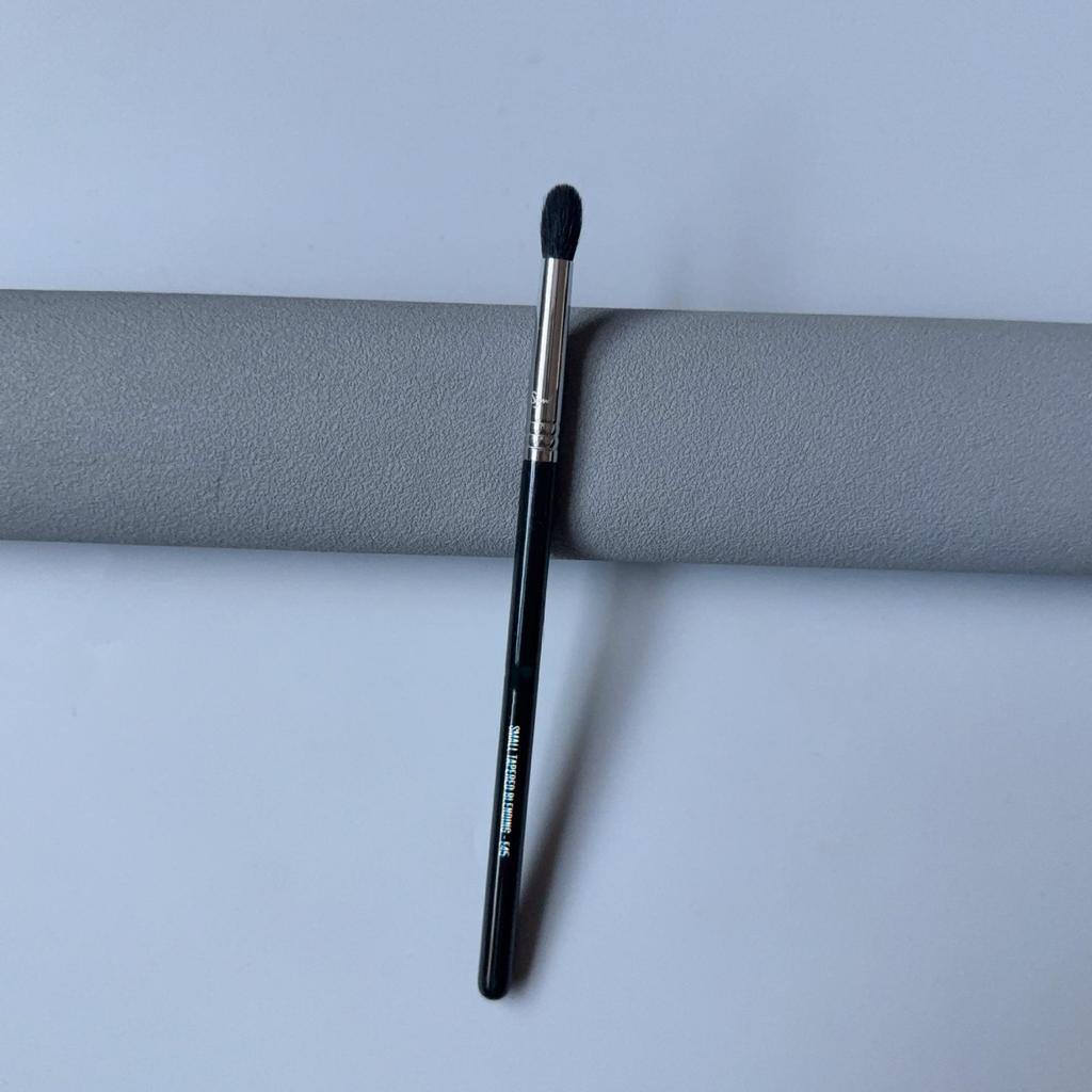Pincel Chanfrado Sigma E70 para Sombras, Iluminador, Sobrancelhas e Delineador.