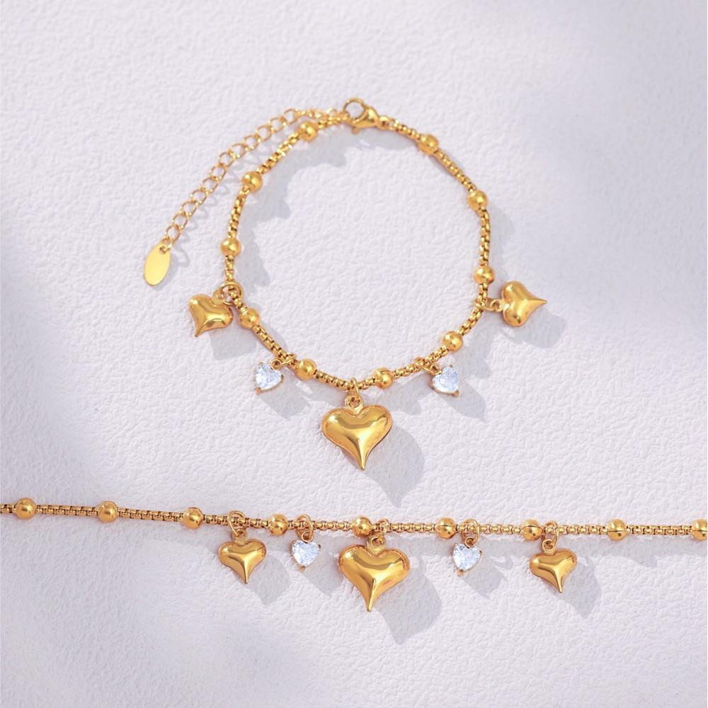 Süßes Kettenarmband aus Edelstahl 18 Karat vergoldet mit mehreren glänzenden Zirkonia und Herzanhänger Charms Armbänder für Frauen