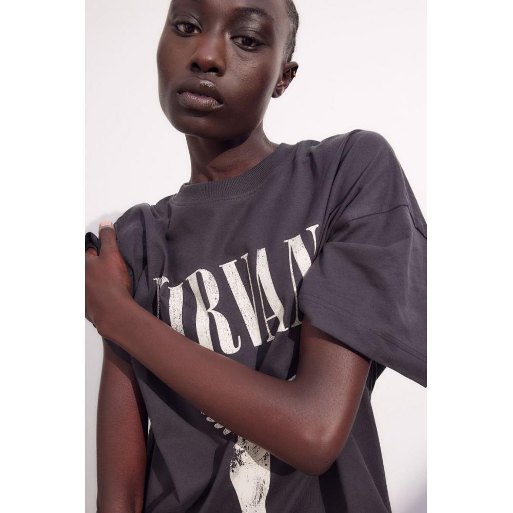 

Длинная футболка с принтом HM Темно-серая Nirvana