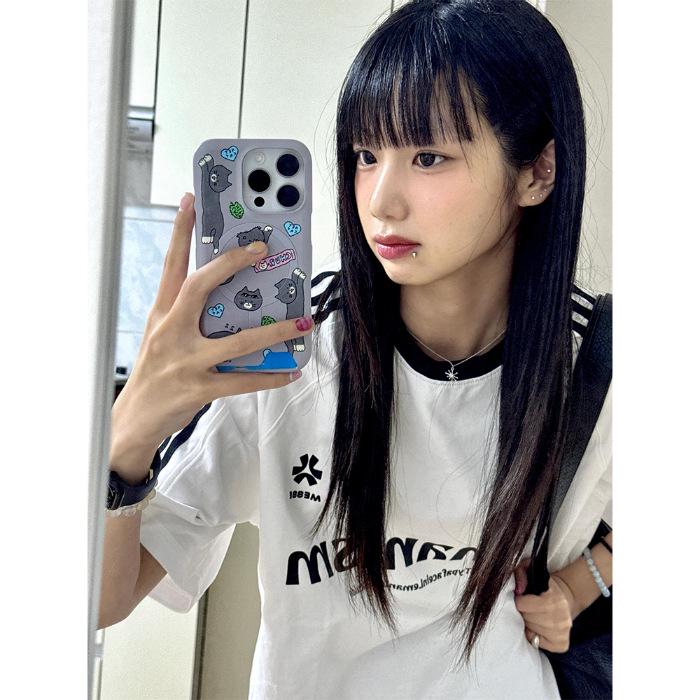 

Чувство дизайна: Хлопковая футболка с принтом надписи «Три полоски», лето 2025, свободный повседневный стиль M белый