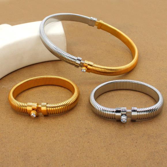 Trendiges Damen-Armreif aus Titanstahl, 18 Karat vergoldet, oval, mit dreifarbigem Zirkon