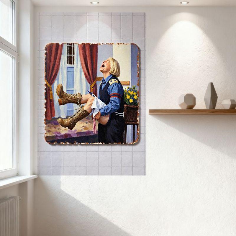 Vintage Blondes Frau in Blauer Uniform Roter Streifen Metallblechschild, Korbbogen Gelbe Blumen Wanddekor, Abgenutzt Rostig Gerahmt