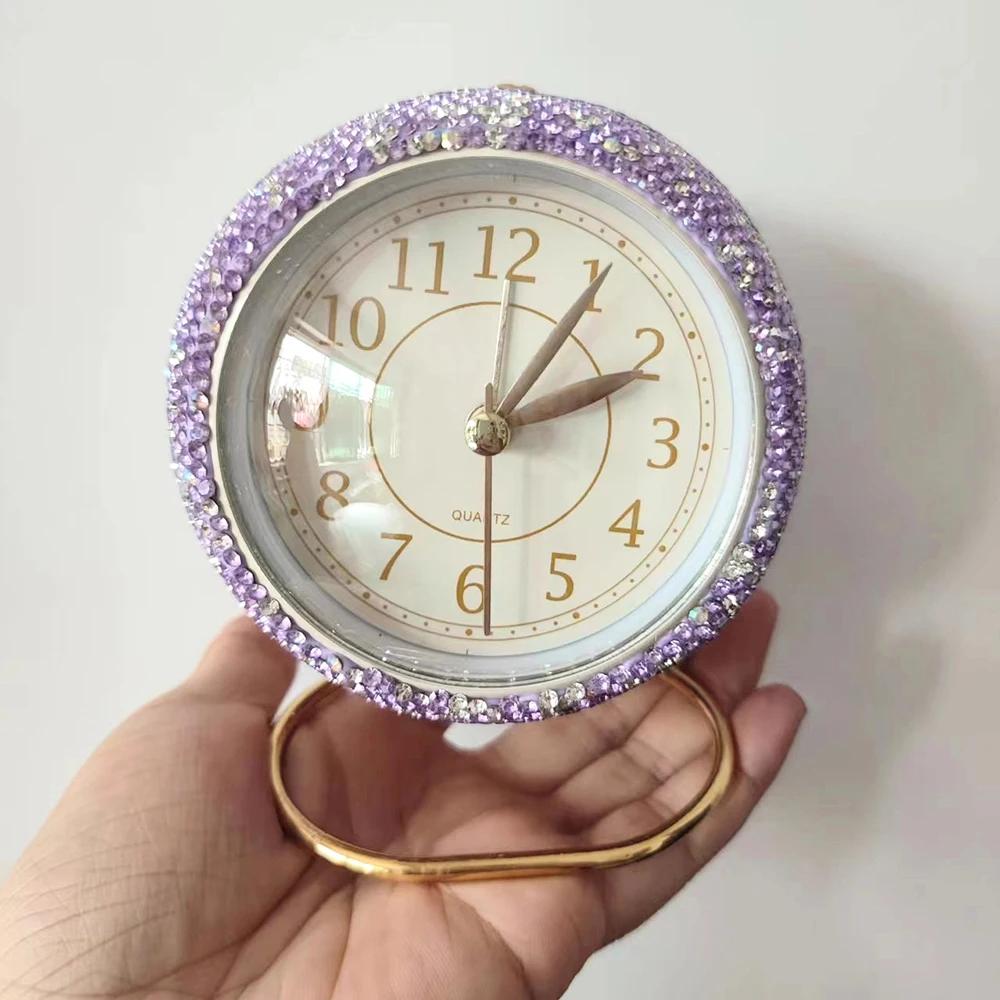 

Розкішний металевий годинник з діамантами Студентський інструмент для пробудження Годинник Декорація спальні Настільний електронний цифровий годинник Блискучі настільні прикраси