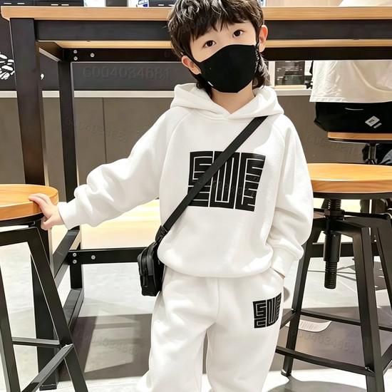 Ensemble sweat à capuche tendance noir imprimé lettres pour enfants, confortable et doux pour un usage quotidien, tendance hiver et automne