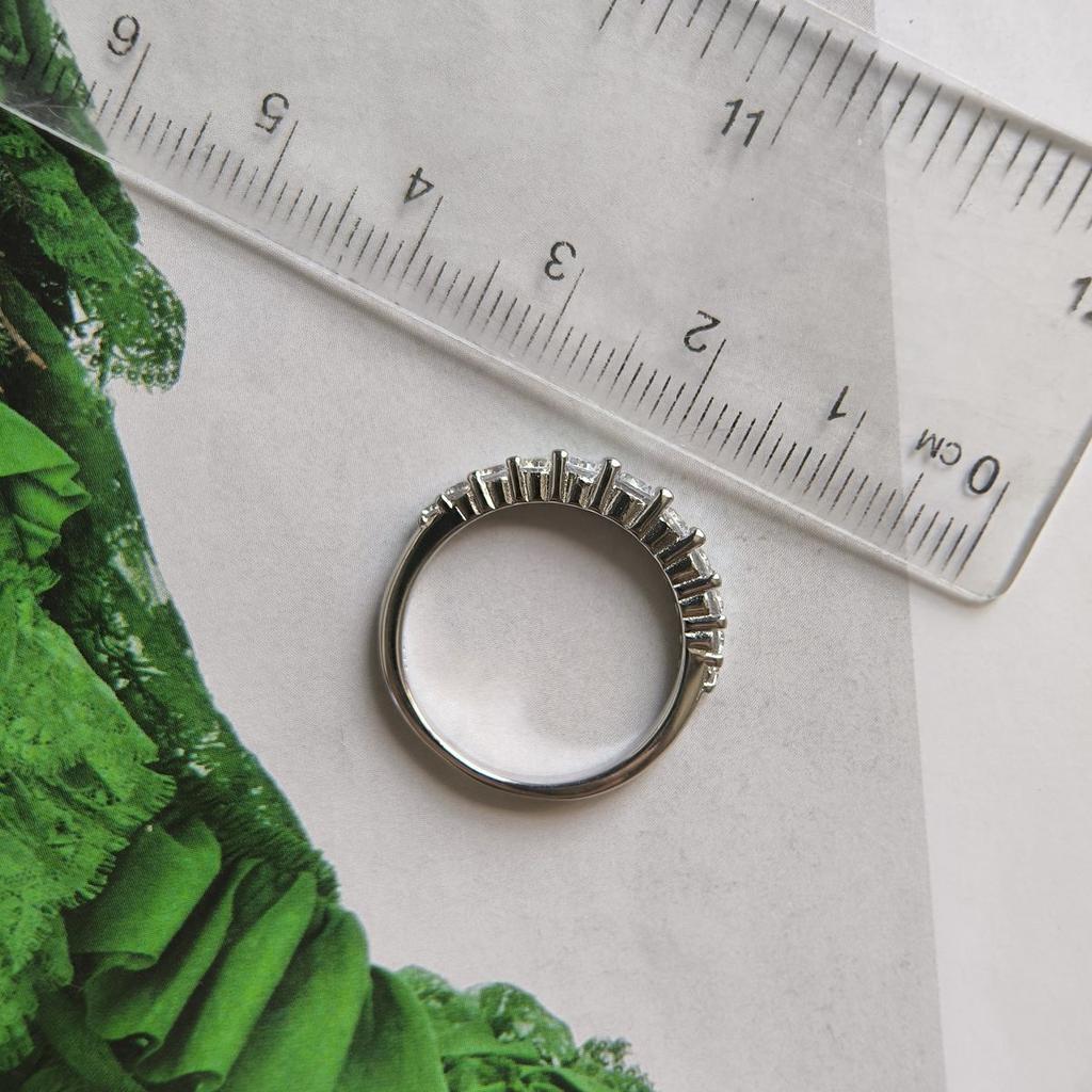 Серебряное кольцо с фианитами, вес изделия 2,53 гр (2187332)