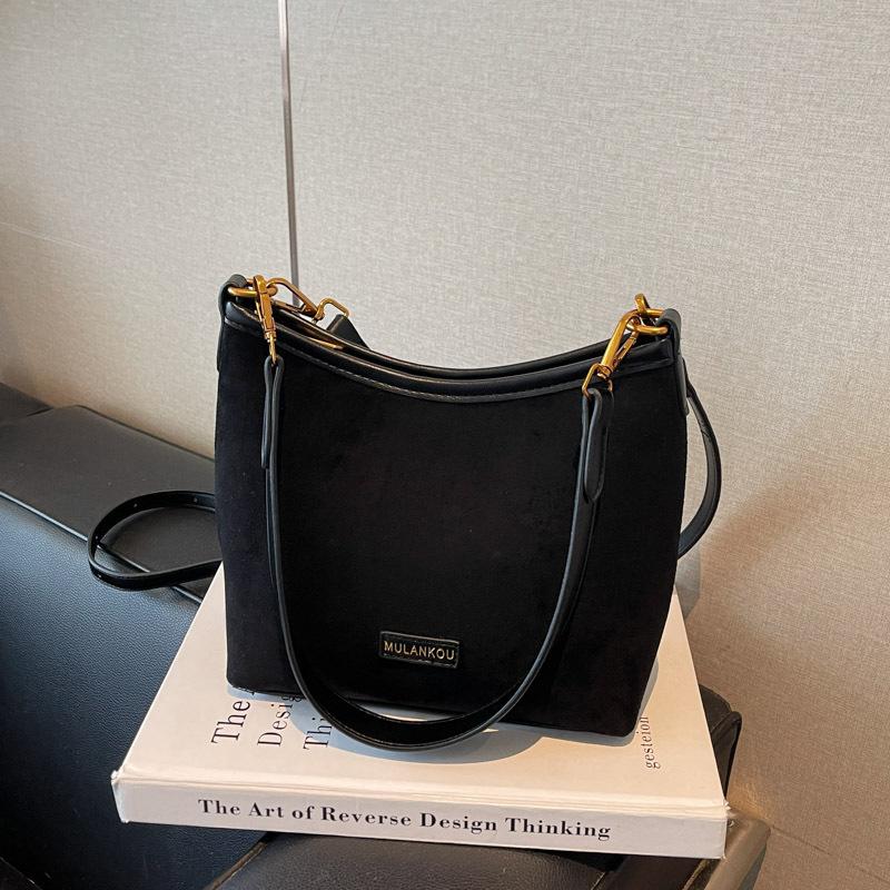 

Осенняя ретро матовая замшевая сумка женская 2025 новая модная стильная сумка на плечо большой вместимости для поездок на работу сумка-ведро чёрный