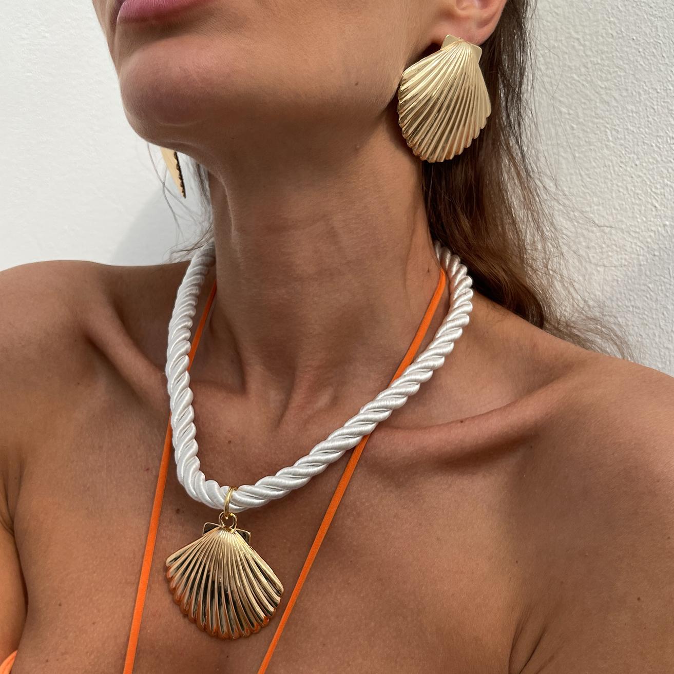 

Ingemark Creative Unique Big Metal Scallop Pendant Choker Necklace Stud Earrings for Women 2026 New Fashion Summer Jewelry Set