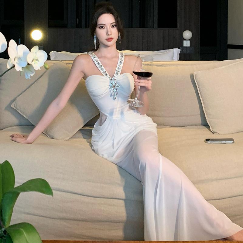 

French Heavy Industry Diamond-encrusted White Neck Dress Female Summer Temperament Socialite Fishtail Long Dress Seaside Vacation Skirt S грязно-белый