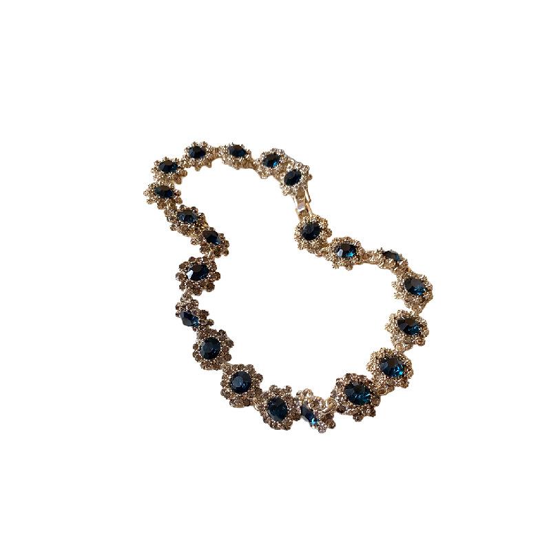 A Diamond-Encrusted Floral Necklace Paired With A Stylish Retro Clavicle Chain Is Suitable For Everyday Wear, Parties, And Various Other Occasions.