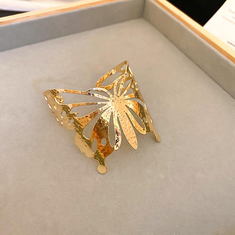 European & American Pleated Metal Bangle: Elegant Cold-Style Bracelet with High-End Luxury Design