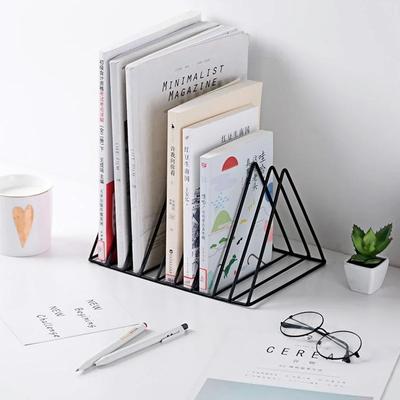 Nordik Dövme Demir Yaratıcı Üçgen Kitaplık Demir Lp Plak Rafı Üçgen Kitap Dergi Tutucu Masaüstü Plak Depolama Düzenleyici