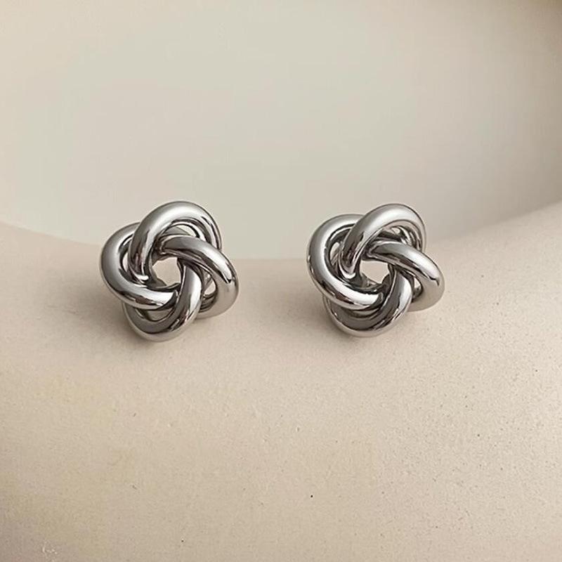 Design Sense Light Luxury High-End Twisted Ear Clips – Niche Versatile Accessories