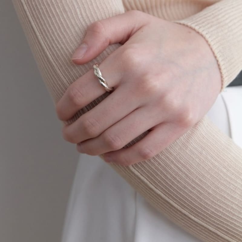 LOVE ME MONSTER [Silver] Simple Twist Ring (L251MRI020)