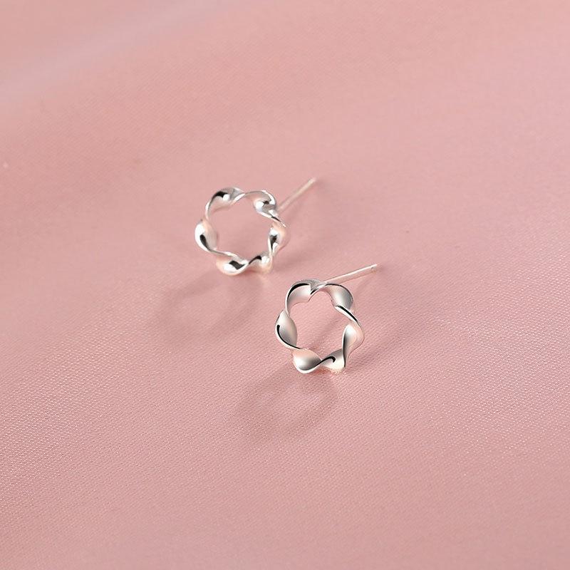 Boucles d'oreilles Anneau de Möbius pour Femmes avec Sensation Haut de Gamme de Luxe Léger Petites Boucles d'oreilles Simples