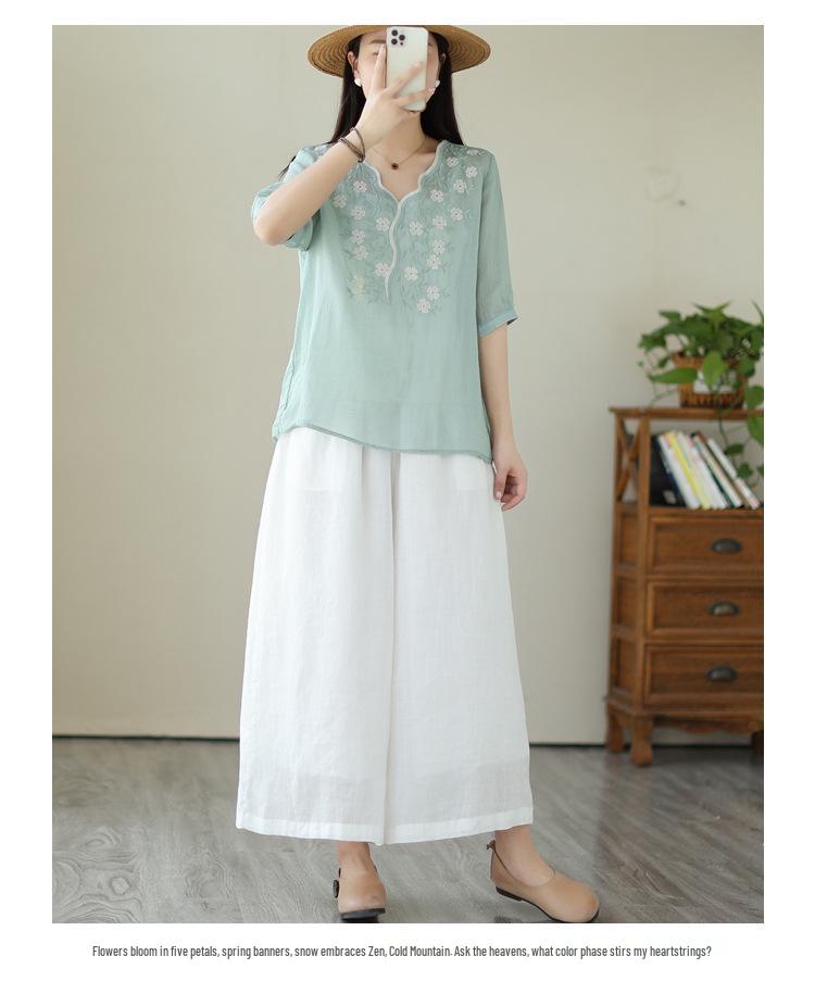 Elegant Pink Embroidered Women's T-Shirt with Irregular Grid Design