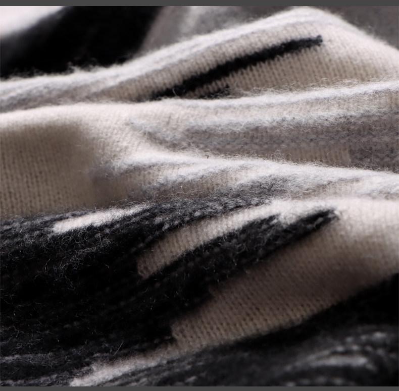 Men's 100% Pure Wool Round Neck Gradient Sweater - Thick, Loose Fit for Business Casual.