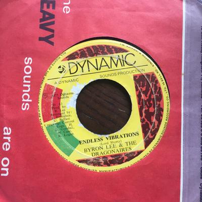 Disque 7 pouces BYRON LEE THE DRAGONAIRES Endless Vibrations Cannon In D D83 Dynamic Sounds 1975 Jamaïque Reggae Ska Dub Occasion