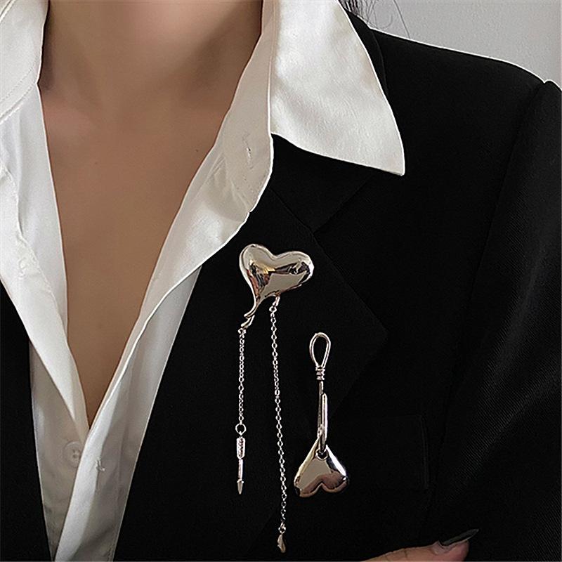 Fashion Metal Heart Tassels Chain Brooch for Women Punk Brooch Suit Jewelry Accessories Badge Best Friend Gift Brooch