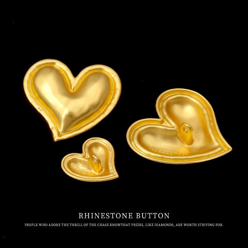 

5 шт. Туманно-золотые металлические пуговицы «Любовь» Модные пуговицы для свитера, топа, тренча, пуговицы для мехового пальто, куртки, декоративные пуговицы 36mm * 34mm fog gold