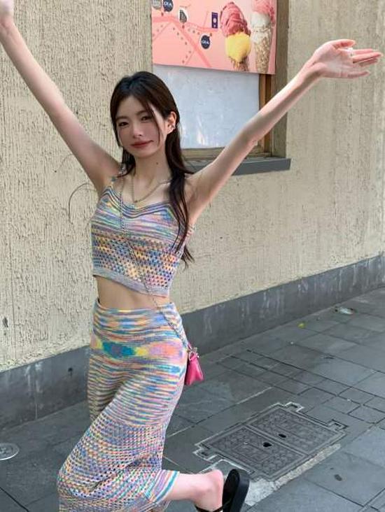 Set di vestito a righe arcobaleno lavorato a maglia con spalline sottili da donna - Perfetto per una vacanza estiva al mare fresca e dolce.