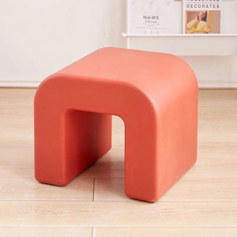 Moderne minimalistische kleine Hocker aus Kunststoff, Stühle, Couchtische, Beistelltische, Schuhhocker, Wohnzimmer, Balkon, Schlafzimmer, niedrige Hocker