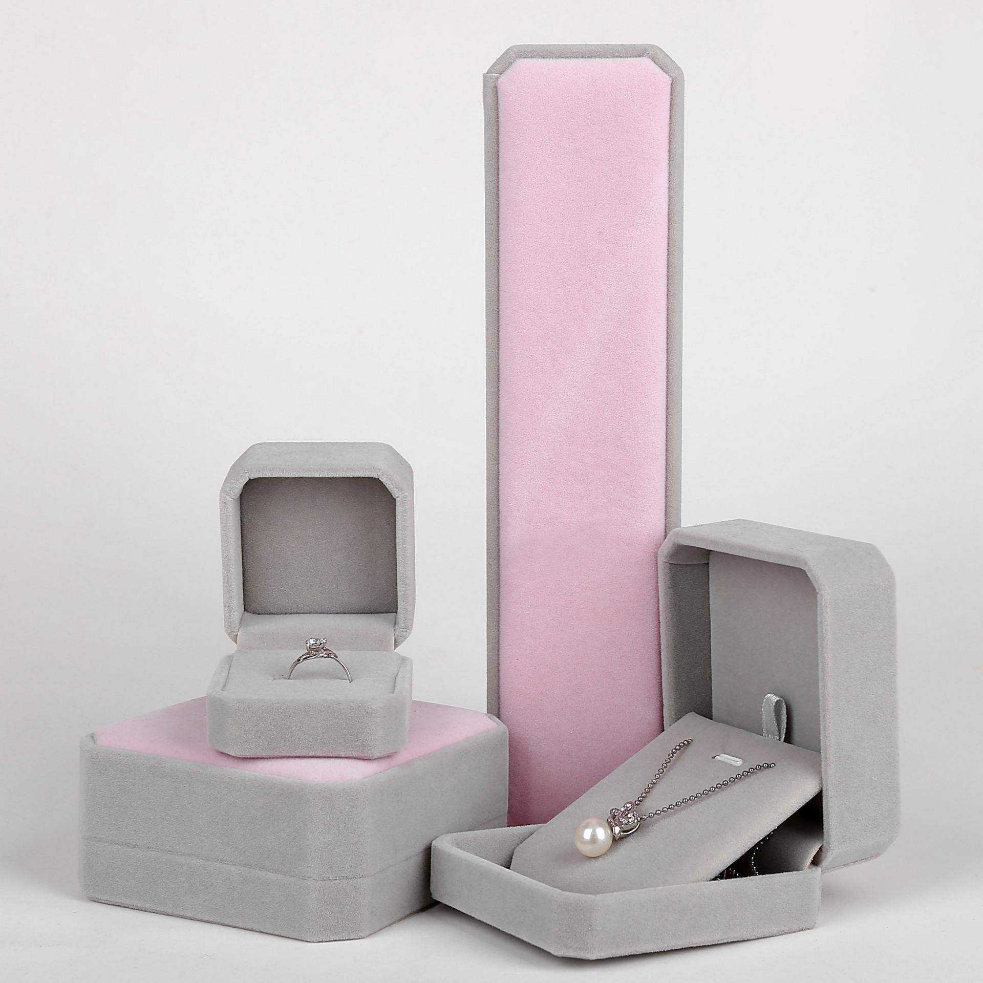 

Розкішна оксамитова скринька для ювелірних виробів для намист, сережок, каблучок і браслетів