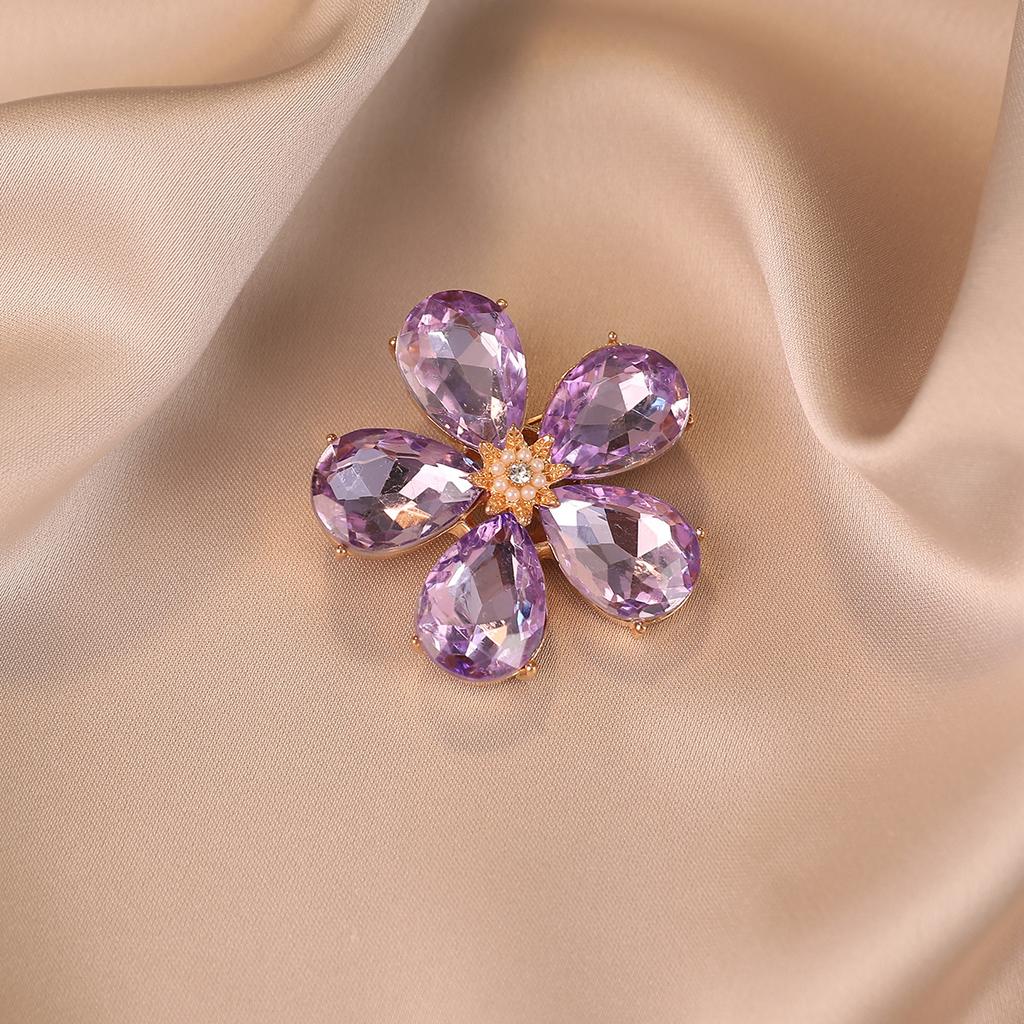 Retro Petal Alloy High-end Brooch, Elegant and Light Luxury Crystal, Personalized Coat Sweater Corsage