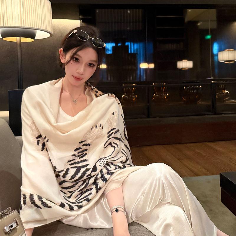 Luxury Women Scarf Leopard Tiger Print Scarf Soft Shawl Vintage Animal Scarf Oversized Breathable Neck Scarves Daily Outfit