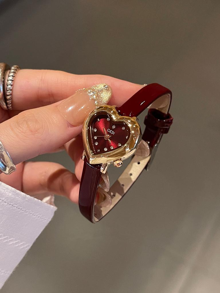 Light Luxury Compact Watch for Women Fashionable Ladies' Wristwatch Heart-Shaped Dial Leather Strap Waterproof Quartz Watch Gift