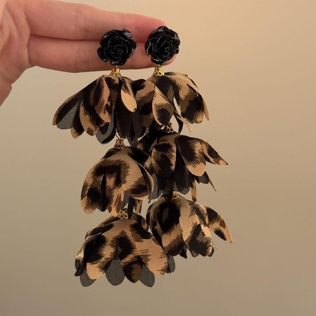 Maillard Coffee Color Amber Earrings Women's Autumn and Winter High-end Commuter Style Earrings Light Luxury Niche Design Earrings