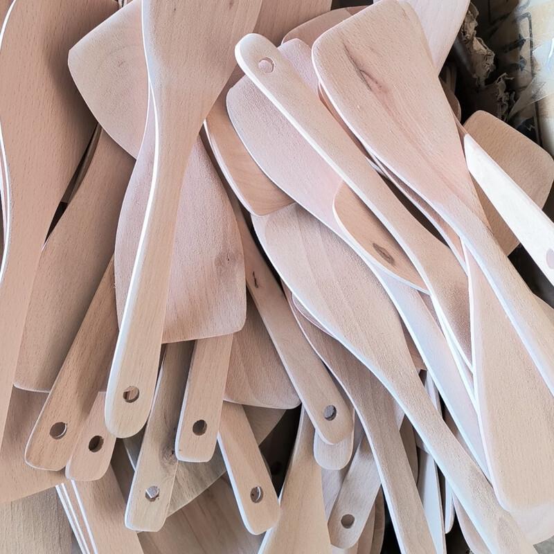 Schrägspatel aus Buchenholz für Pfannengerichte