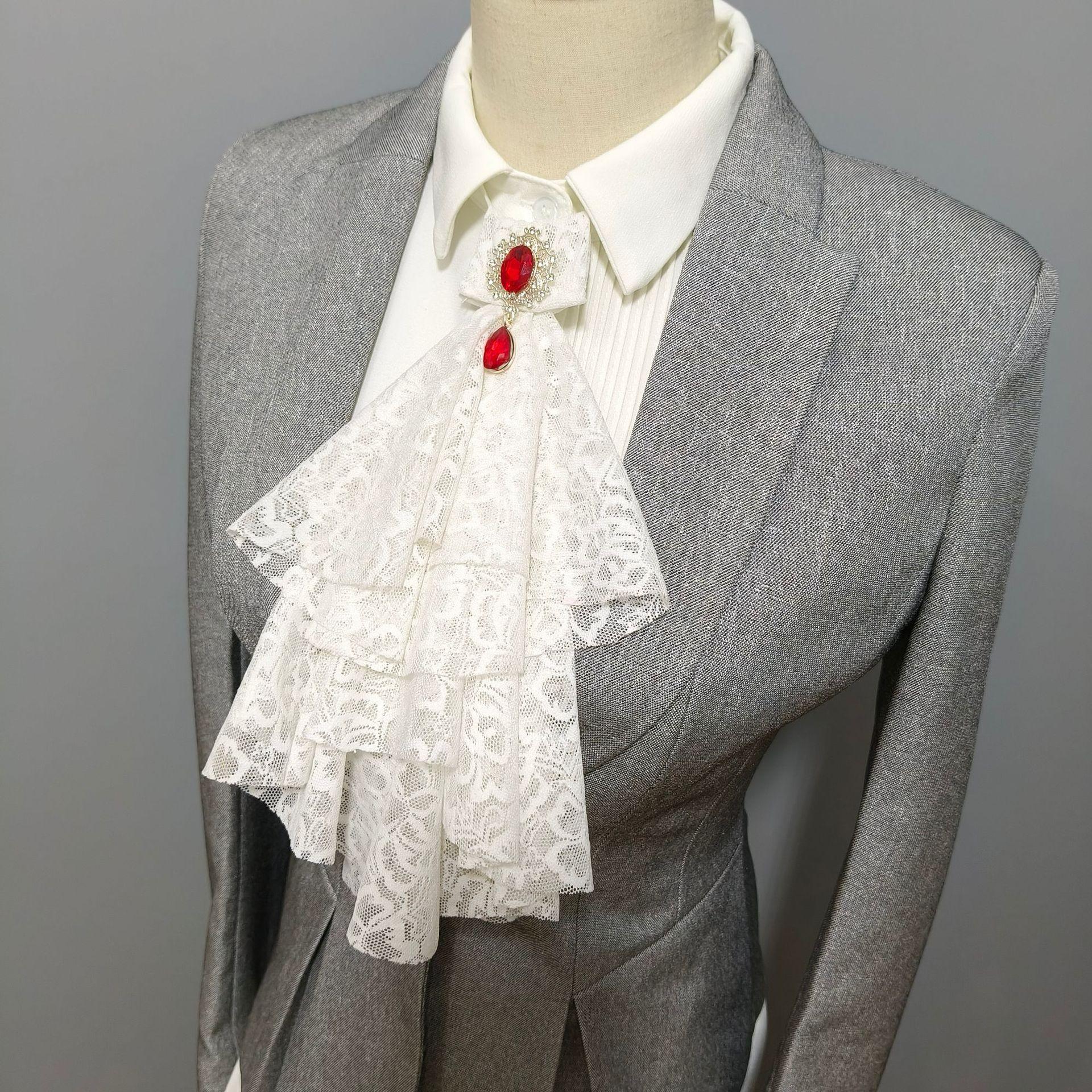 

Palace Wind Studio знімає багаторівневий штучний комір Noble Lace білий