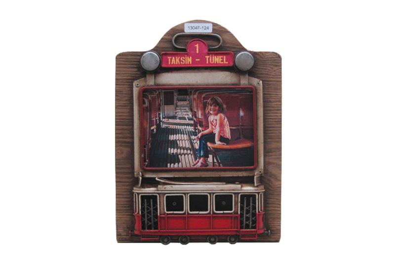 

Декоративный металлический каркас трамвая украшен