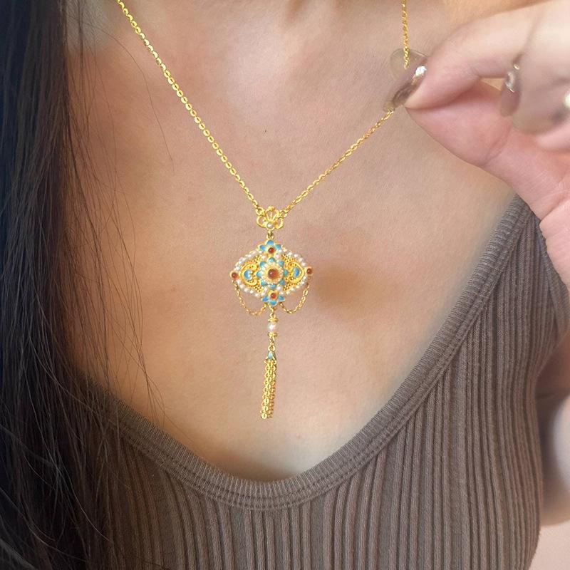 

Court style colored enamel pearl pendant exquisite antique gold craftsm trendy light luxury Ruyi tassel necklace wedding 45cm золотий