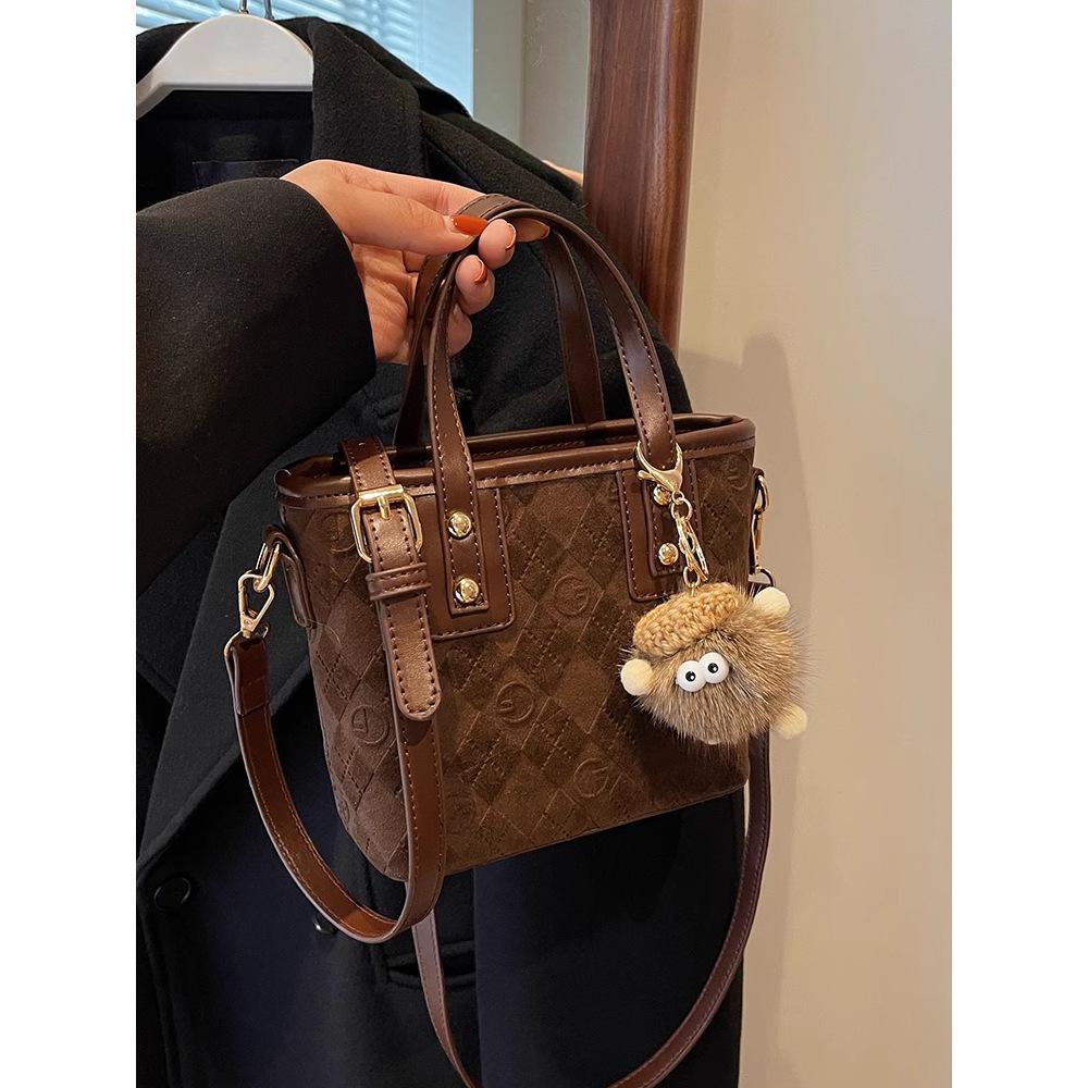 New bag women s popular bucket bag niche autumn and winter matte retro messenger bag diamond handbag