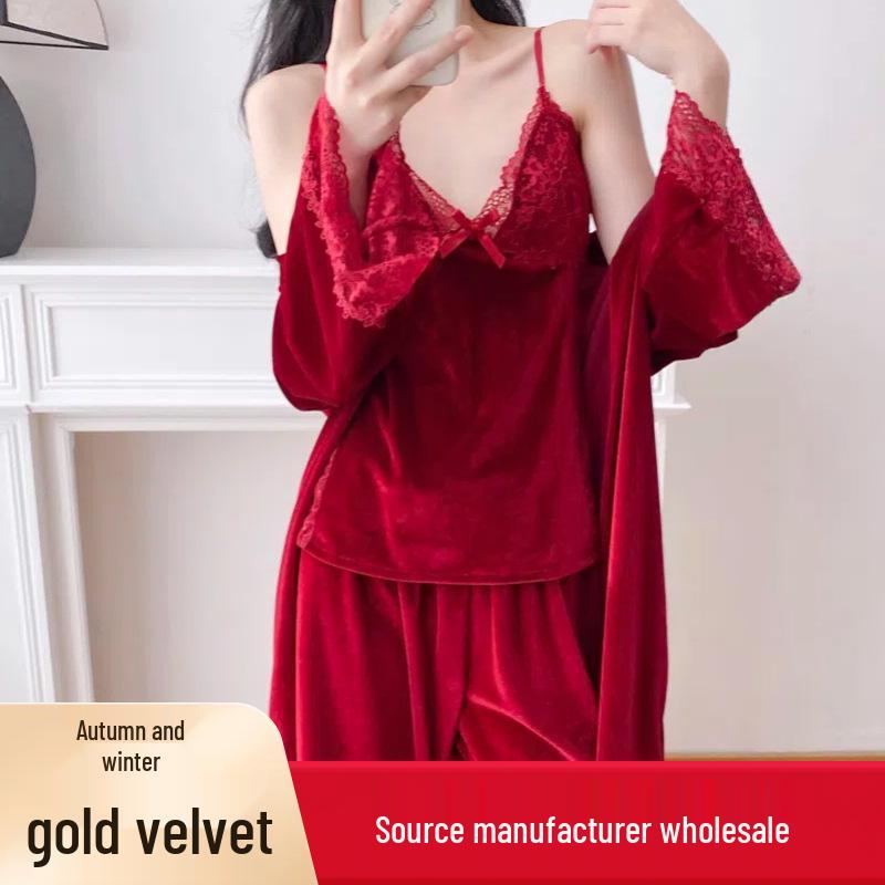 Damski trzyczęściowy zestaw piżamowy z aksamitnej koronki – koszulka na ramiączkach, długie spodnie i szlafrok.