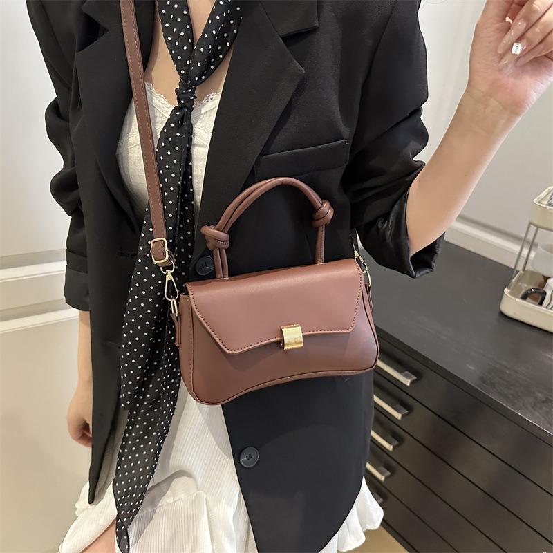 Versatile women's bag spring and summer new trend fresh shoulder messenger bag high value handbag