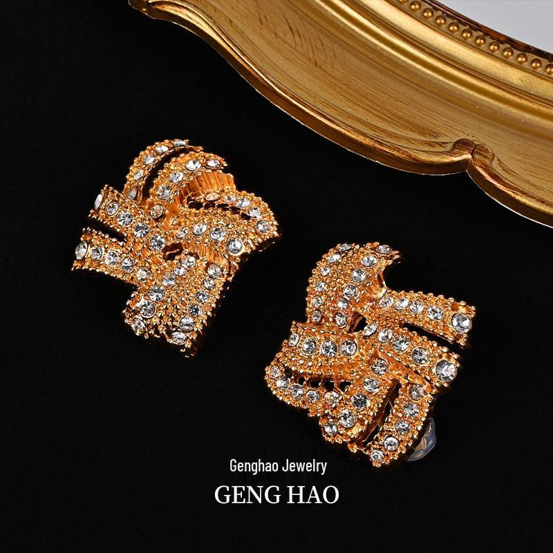 

Ретро Придворный Легкий Сплав Гальваническое Покрытие Инкрустированный Чешским Кристаллом Набор Брошь и Серьги