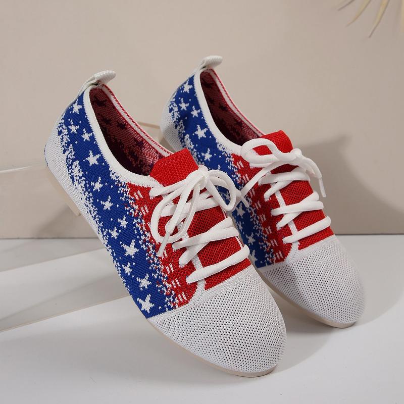 A Large-sized, Breathable, Two-tone, Front-lacing, Lightweight Sports Shoe for Women