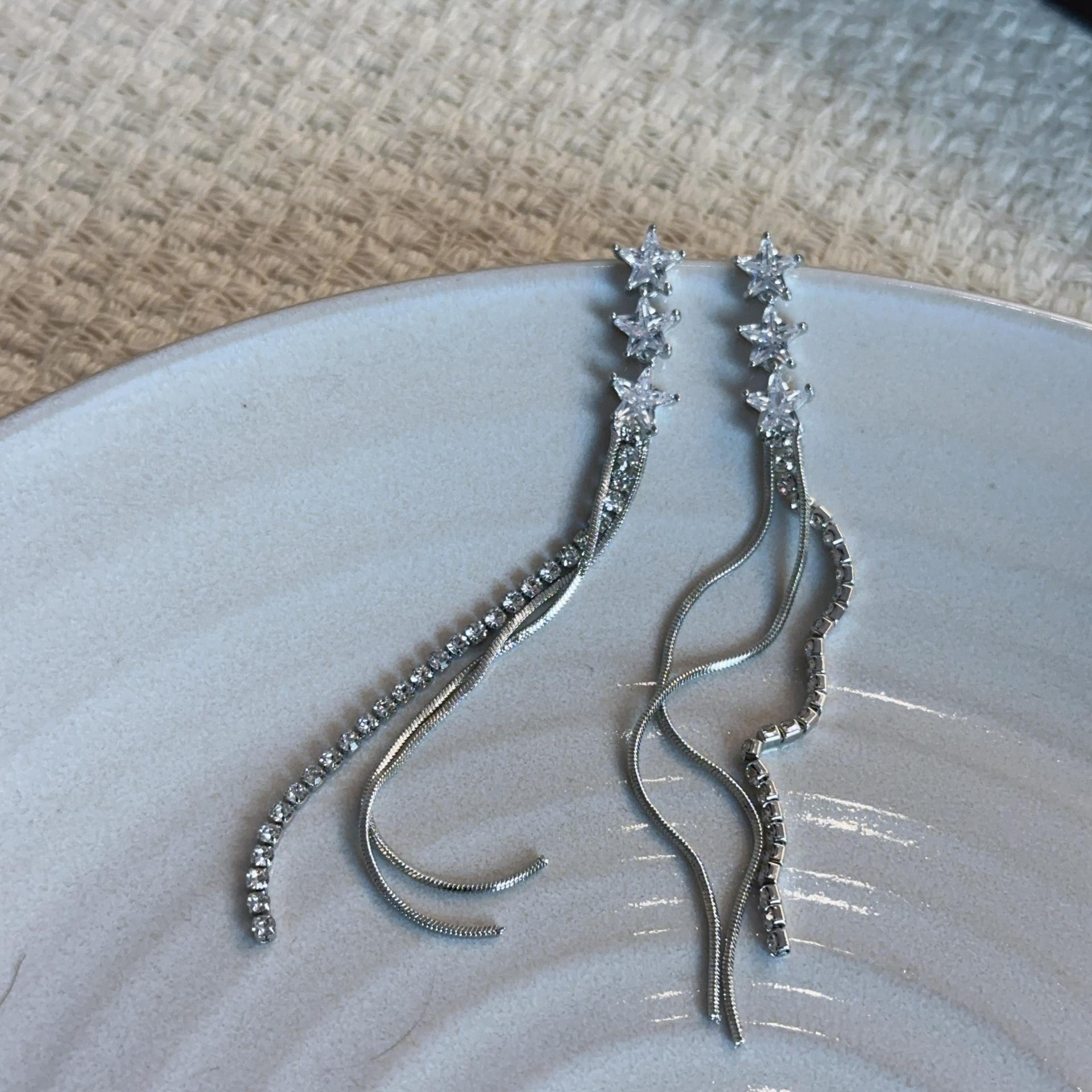 

Серьги-кисточки с цирконами Niche Design 2024 года: Универсальный, роскошный и блестящий E0771 Three Star Zircon Tassel Earrings