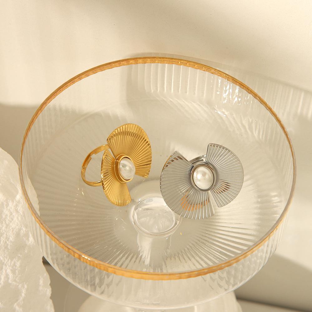 French-inspired European and American Internet Celebrity Pearl Fan-shaped 18K Gold-plated Titanium Steel Earrings for Women
