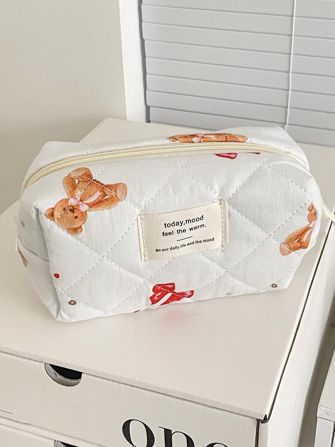 Highly attractive cartoon large-capacity toiletry bag, cute portable student toiletry bag, bow-tie bear makeup bag