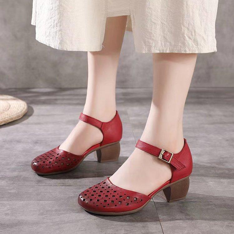 Baotou sandali con tacco spesso romano cavo da donna, estate 2024, nuovi sandali con tacco spesso, superficie in pelle, retrò, testa rotonda cava, scarpe da mamma