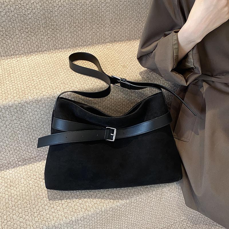 Niche retro premium matte texture single shoulder underarm bag autumn and winter new lazy wind oblique span bag tote bag