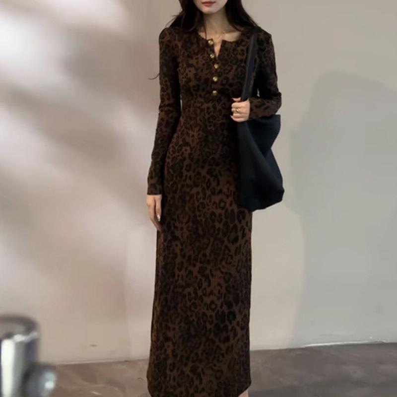 

2025 Retro Leopard Print Long Sleeve Waist-Cinched Dress, Light Luxury Slimming Straight Skirt Medium