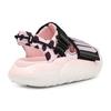 UGG Sandalias de Moda con Estampado de Leopardo de la Serie Cloud de Dos Capas de Piel Vacuna Ligeras Transpirables Sandalias de Mujer Rosa Brillante 1126951-PPBK