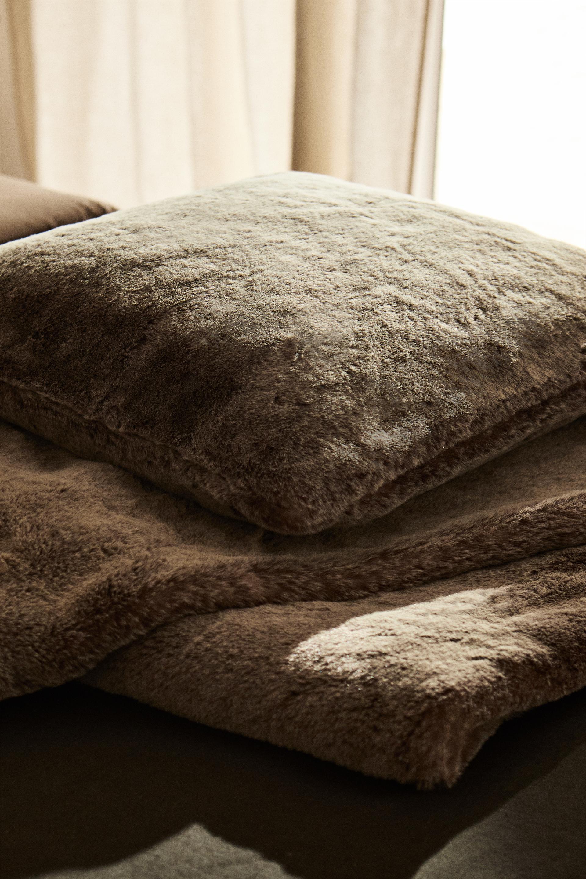 

ПОДУШКА ИЗ ИСКУССТВЕННОГО МЕХА