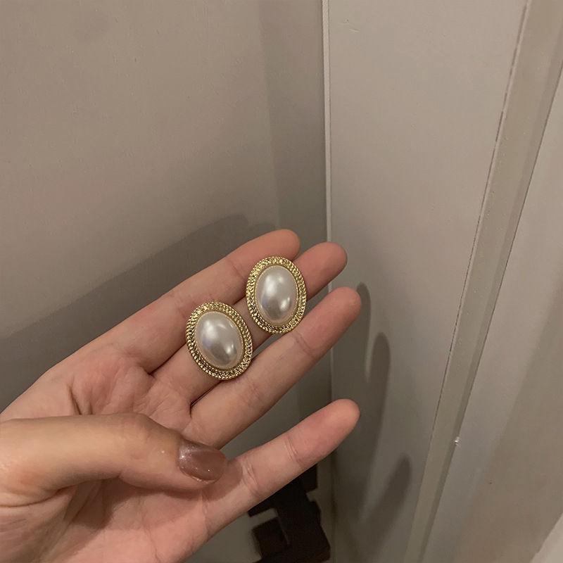 Temperament Pearl Stud Earrings New Versatile Design Simple Flower Earrings Niche Earrings