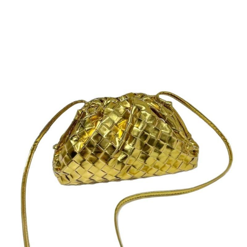 Neue plissierte gewebte Wolkentasche Nische Knödeltasche Windclip Weichleder Umhängetasche Wind