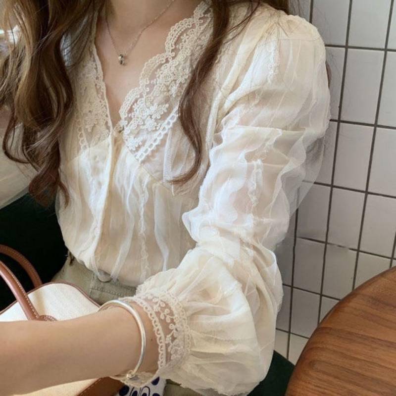 Elegante Blusa in Pizzo e Chiffon con Scollo a V - Collezione Primavera Donna 2022